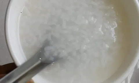 Con dâu nấu cháo trắng chăm mẹ chồng ốm, bà hất tung ra đất, đọc tin nhắn cô để lại, bà ngất luôn