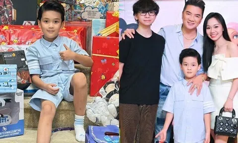 Con trai Đàm Vĩnh Hưng ngồi trên "núi" quà vào dịp sinh nhật 6 tuổi, được anh trai đến