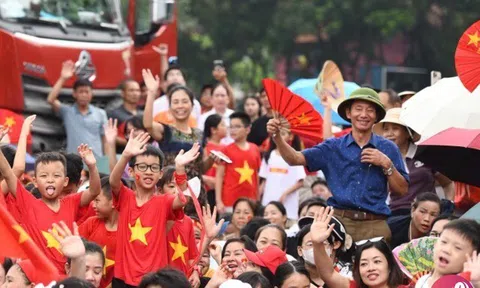 Giới trẻ, đổ ra đường Hà Nội ngày hợp luyện 21/8: Tình yêu nước nồng nàn và lòng biết ơn sâu sắc dành cho Quân đội Việt Nam