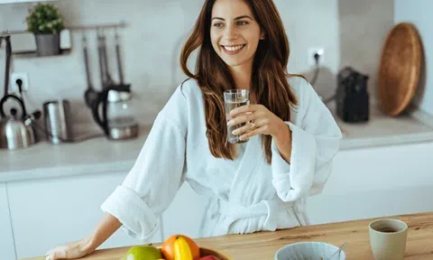 Uống nước trước hay sau bữa ăn, lúc nào tốt hơn? Thời điểm vàng lại bị nhiều người dễ dàng bỏ qua