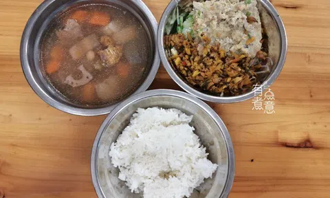 Cô giáo khoe ảnh bữa trưa 50 nghìn đồng ở trường mẫu giáo, phụ huynh chê quá tệ, đòi cho nghỉ học
