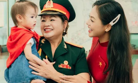 Mẹ ruột Thu Quỳnh háo hức đón lễ 2/9 với cháu ngoại đáng yêu, là Thượng tá nổi danh "Thiên nga của sân khấu kịch"