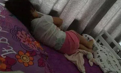 Đưa con về quê nghỉ lễ, giữa đêm đi ngủ đứa trẻ bỗng có hành động lạ, tôi lập tức đuổi việc bảo mẫu