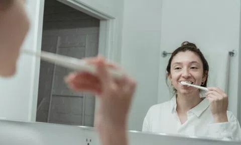 Máy tăm nước và chỉ nha khoa: Loại nào tốt hơn cho vệ sinh răng miệng?