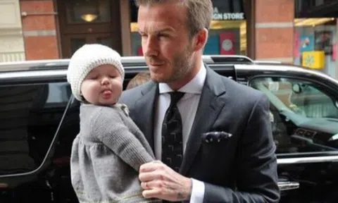 Harper Beckham xưa mũm mĩm đáng yêu, ảnh mới nhất chụp cùng bố mẹ khiến ai cũng bối rối