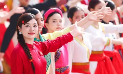 Sao Mai Thu Hằng tim đập bồi hồi, khóe mắt rưng rưng khi hát ở Lễ kỷ niệm 80 năm Quốc khánh 2/9