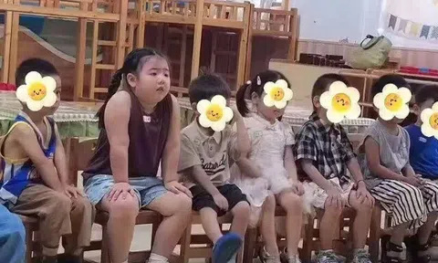 Cô giáo gửi ảnh ngày đầu con đến lớp, mẹ xem xong tá hỏa, vội đăng lên mạng