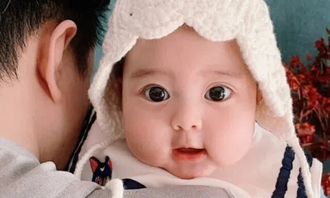 Bé gái mắt to, da trắng xinh như thiên thần, bố đứa trẻ lộ mặt khiến ai nấy tấm tắc: Mẹ bé thật may mắn!