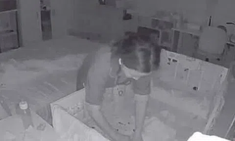 Giữa đêm, giúp việc lương 37 triệu/tháng âm thầm làm một việc với con chủ khiến mẹ bỉm sợ hãi, lập tức sa thải
