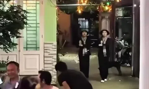 Xúc động hình ảnh 2 cô con gái mới đi diễu binh về được cả xóm chào đón
