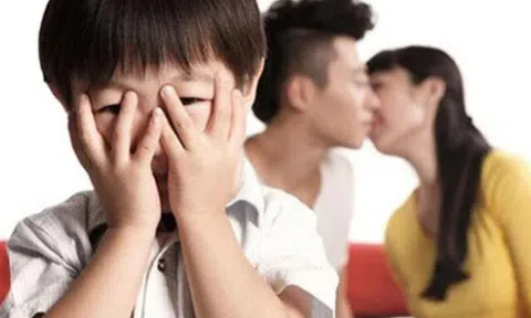 "Bố và mẹ chơi game lúc nửa đêm à?", câu trả lời của người mẹ quá hoàn hảo khiến chuyên gia giáo dục cũng phải khen