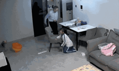 Bé gái đang ngồi học giữa đêm thì đột ngột ngã xuống đất, người bố đứng cười khiến cõi mạng xôn xao