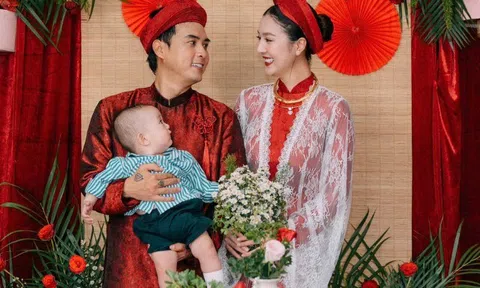 Hồ Quang Hiếu bế con trai làm lễ vu quy với vợ kém 17 tuổi, 2 mẹ hạnh phúc chứng kiến ngày trọng đại