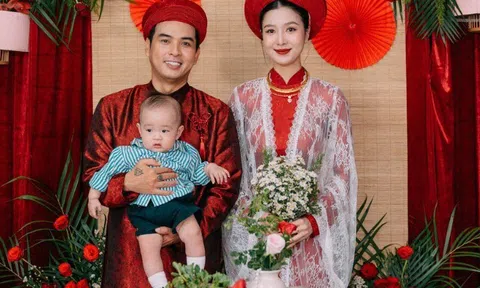 Hồ Quang Hiếu bế con trai làm lễ vu quy với vợ kém 17 tuổi, mẹ chồng tự tay đeo vàng cho con dâu