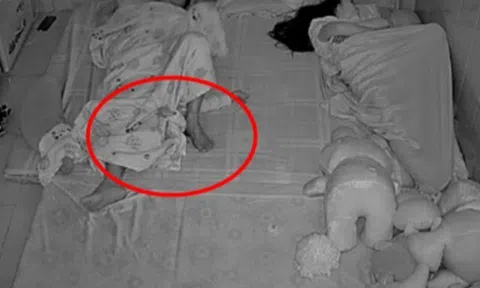 Cặp vợ chồng để con nằm giữa khi ngủ chung giường, hình ảnh camera giám sát gây giật mình