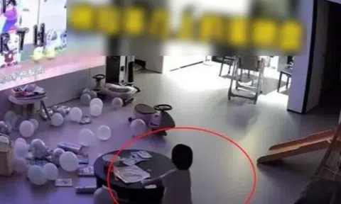 Camera giám sát ghi lại hành động giữa đêm của bé gái 2 tuổi khiến bố mẹ sửng sốt, không ngờ con lại như vậy
