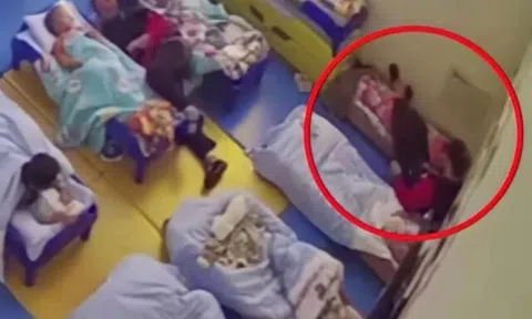 Camera ghi lại giờ ngủ trưa ở trường mầm non, hành động giáo viên làm với bé gái khiến hiệu trưởng bị kiện