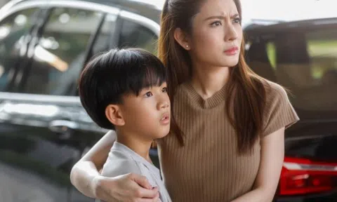 Nhờ bạn gái chăm con 1 tuần để đi công tác, nhưng cô ấy chỉ lướt điện thoại suốt ngày, chia tay xong tôi mới thấy ân hận