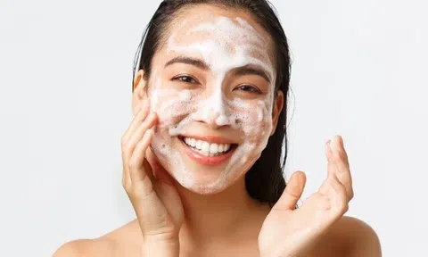 Làm sạch sâu không đồng nghĩa với làm khô da! Hiểu đúng về bước làm sạch trong chăm da mụn