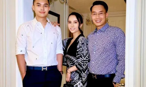 MC Hoa Thanh Tùng khoe ảnh hạnh phúc bên vợ quyền lực, con trai cao 1m9 làm "phó nháy" cho bố mẹ
