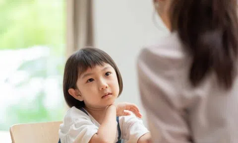 Mẹ hỏi con gái: “Sao dạo này hay dậy nửa đêm?”, nghe câu trả lời người mẹ liền tái mặt