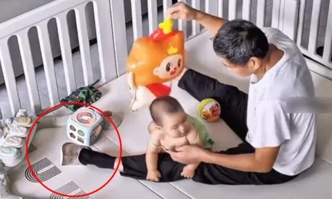 Con dâu ra ngoài nhờ bố chồng ở nhà chăm cháu, hình ảnh camera giám sát ghi lại khiến cô nghẹn ngào