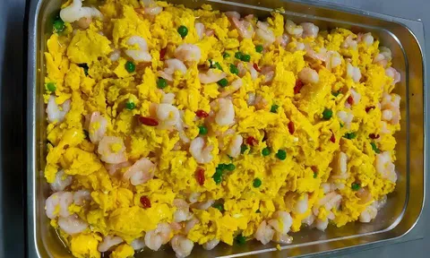 Trường tiểu học nấu món trứng xào tôm cho học sinh, sau khi ăn xong bọn trẻ gọi về nhà cầu cứu bố mẹ