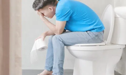 Làm sao để đi đại tiện mỗi ngày? Bất ngờ với thói quen xấu giới trẻ hay mắc, vô tình dẫn lối ung thư đại trực tràng