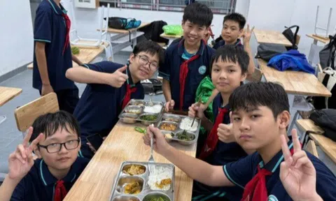 Phụ huynh Hà Nội khoe bữa tối của các trường khi con mắc kẹt vì mưa ngập đêm qua: Nơi mì tôm, nơi cơm 5 món đề huề