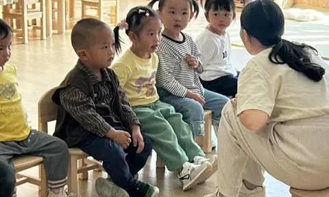 Cô giáo ngày nào cũng đặt một món đồ trong balo bé 3 tuổi, mẹ tức giận đòi chuyển trường