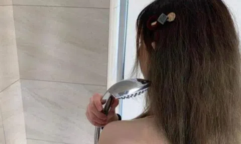 Con hỏi "Sao bên dưới, râu của mẹ rụng hết rồi?", bố vội vàng đáp khiến mẹ xấu hổ