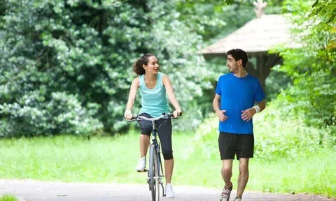 Khác biệt giữa người đi bộ và người đạp xe: Ai sẽ khỏe và trẻ đẹp hơn về lâu dài?
