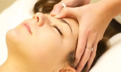 Hướng dẫn cách bấm huyệt giảm đau đầu đơn giản, hiệu quả ngay tại nhà