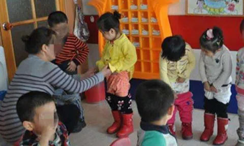 Thay đồ cho học sinh, cô giáo sốc khi thấy một thứ rơi ra từ túi quần bé, hiệu trưởng lập tức gọi phụ huynh