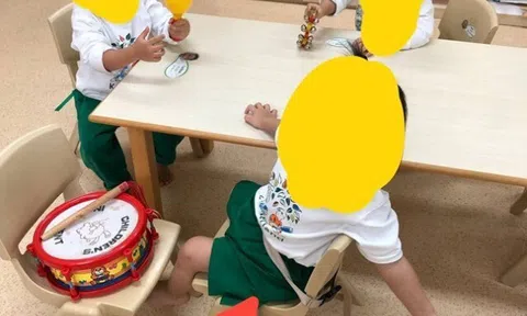 Cô giáo gửi ảnh con ở trường quốc tế, mẹ nhìn kĩ phát hiện điều đáng sợ, lập tức kiện lên tận hiệu trưởng