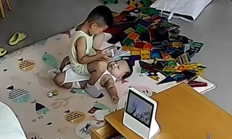 Nghe tiếng con khóc thất thanh, mẹ bàng hoàng khi xem lại camera giám sát thấy cảnh con lớn làm với con nhỏ
