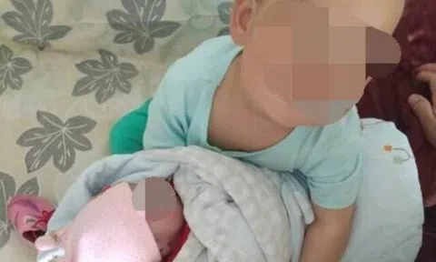 Cứ được con lớn bế là em sơ sinh sẽ khóc rất to, người mẹ phát hiện sự thật khi thay đồ cho con