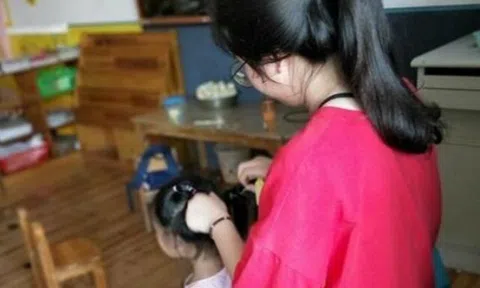 Bé gái 4 tuổi đi nhà trẻ về kêu "Con đau lắm", mẹ kiểm tra thì xót xa, lập tức đi kiện