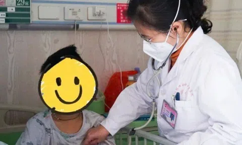 Cứ cuối tuần con gái lại kêu đau bụng, mẹ nghẹn ngào khi BS khuyên: Bố mẹ ly hôn đi!