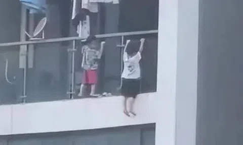 Hai bé trai treo người “lơ lửng” ngoài ban công tầng 13 chung cư, người dân hãi hùng la hét