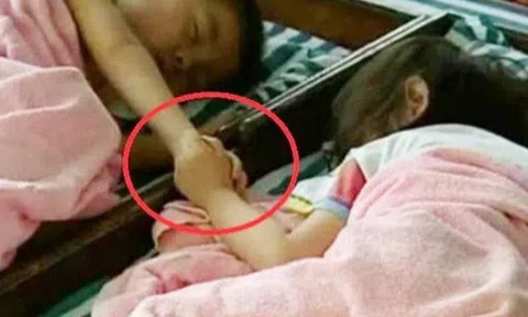 Cô giáo gửi ảnh con ngủ trưa ở trường, mẹ vừa nhìn đã tức giận, kiện lên tận hiệu trưởng