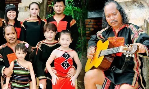 Nam NSND thoát ly khỏi chế độ mẫu hệ của buôn làng, sau khi ra đi được xây nhà lưu niệm ở quê hương