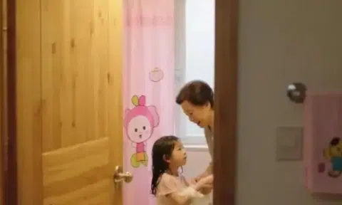Mẹ chồng thường khóa kín cửa khi tắm cho cháu, một lần lén nhìn, cảnh tượng trước mắt khiến tôi sững sờ
