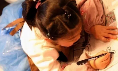 Con gái 7 tuổi vẽ tranh về mẹ, một chi tiết “nhạy cảm” khiến mẹ Việt ngượng đỏ mặt, cô giáo không chấm điểm