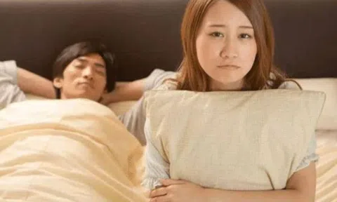 Tỉnh dậy giữa đêm nhìn thấy cảnh bố ôm mẹ, đứa bé làm một chuyện "dở khóc dở cười" ở trường