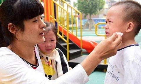 Tan học, con trai 4 tuổi luôn khóc, nép sau lưng cô giáo không muốn về, lý do khiến mẹ ân hận