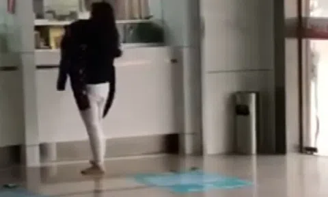 Trời mưa to, mẹ trẻ người ướt nhẹp ôm con chạy vào bệnh viện “cầu cứu”, nhìn xuống thân dưới mới xót xa