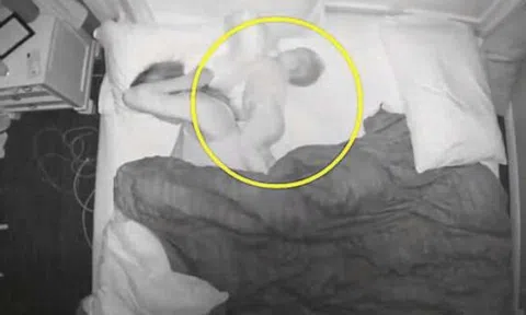 Camera ghi cảnh giữa đêm người mẹ đang ngủ, 2 con nhỏ lần lượt có những hành động ai xem cũng thấy thương