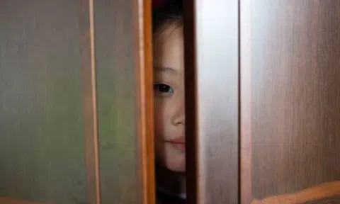 Suốt 1 tuần cứ đến giờ cơm tối là con gái nấp trong tủ, đoạn tin nhắn tiết lộ sự thật khiến bố mẹ hối hận