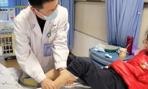 Con gái 6 tuổi kêu đau chân, bác sĩ kiểm tra xong hoảng hốt "Gọi cảnh sát ngay lập tức!"